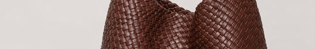 Sac à main tressé femme en similicuir — vue de face sur fond gris clair