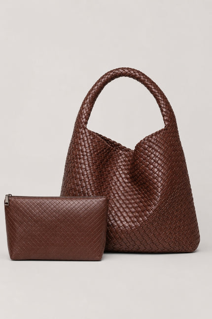 Sac à main tressé femme en similicuir — vue de face sur fond gris clair