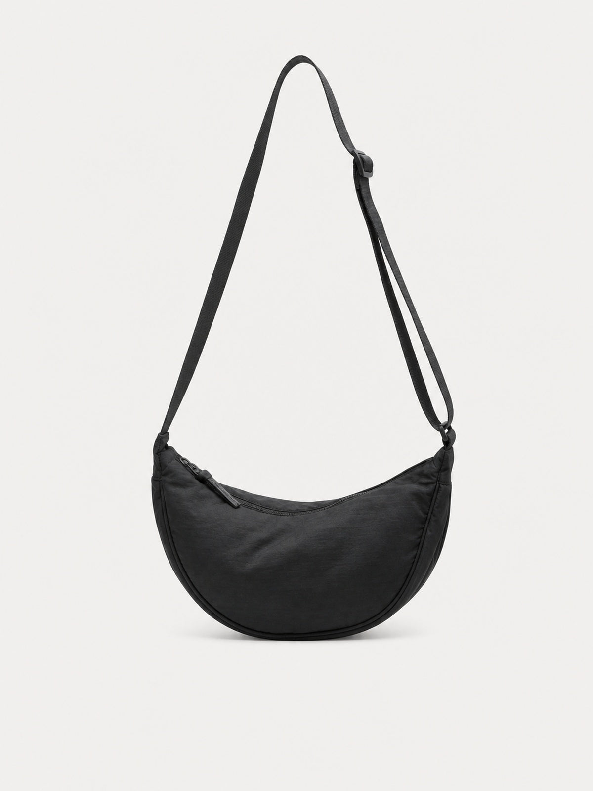 Sac banane bandoulière femme en nylon — vue de face sur fond gris clair