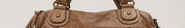 Sac cabas femme multi-poches avec bandoulière — vue de face sur fond gris clair