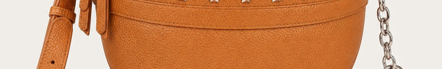 Sac banane femme en cuir fendu avec chaîne — vue de face sur fond gris clair