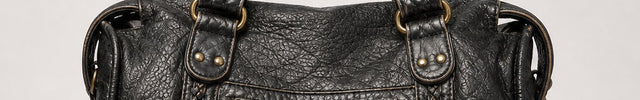 Sac cabas noir de cours femme en polyuréthane — vue de face sur fond gris clair