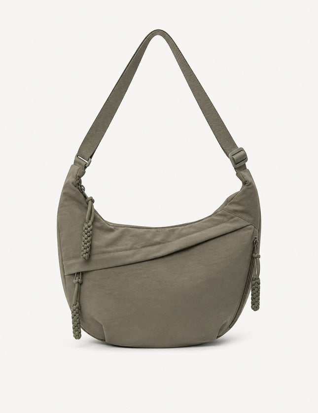 Grand sac banane femme en nylon multi-poches — vue de face sur fond gris clair