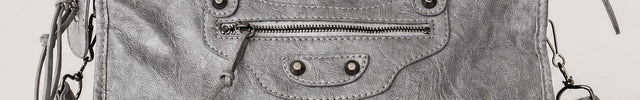 Sac à main femme en polyuréthane avec bandoulière — vue de face sur fond gris clair