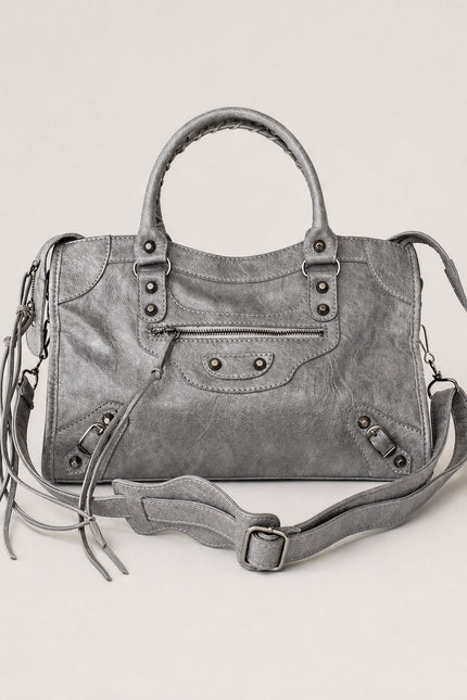 Sac à main femme en polyuréthane avec bandoulière — vue de face sur fond gris clair