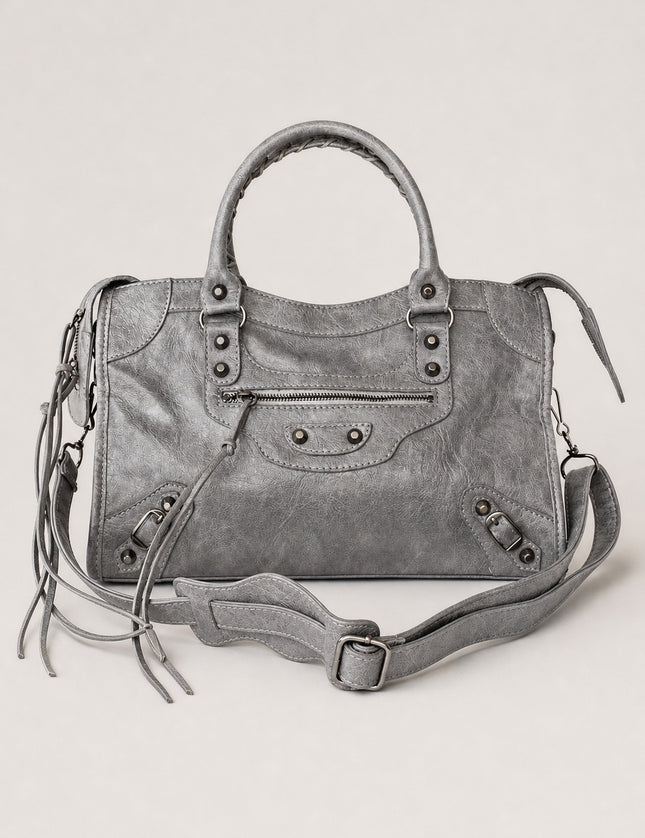 Sac à main femme en polyuréthane avec bandoulière — vue de face sur fond gris clair