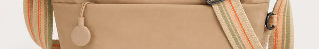 Sac banane de voyage femme en nylon multi-poches — vue de face sur fond gris clair