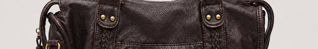 Sac de cours femme en similicuir avec bandoulière — vue de face sur fond gris clair