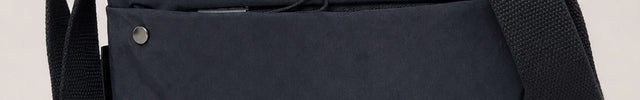 Grand sac banane femme en nylon avec poches zippées — vue de face sur fond gris clair