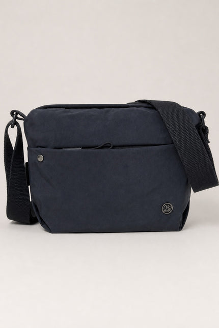 Grand sac banane femme en nylon avec poches zippées — vue de face sur fond gris clair