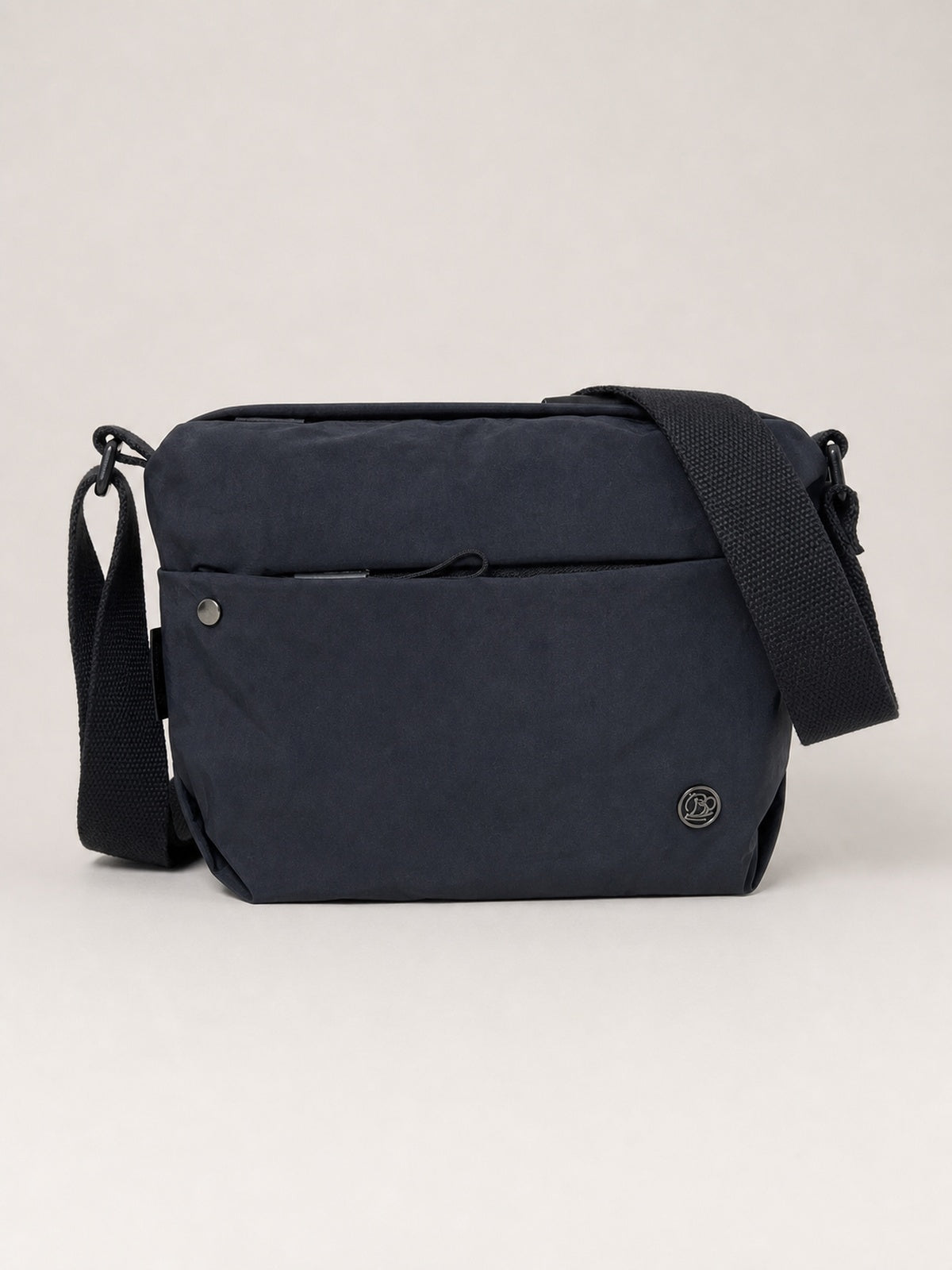 Grand sac banane femme en nylon avec poches zippées — vue de face sur fond gris clair