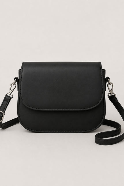 Petit sac bandoulière en similicuir à rabat — vue de face sur fond gris clair