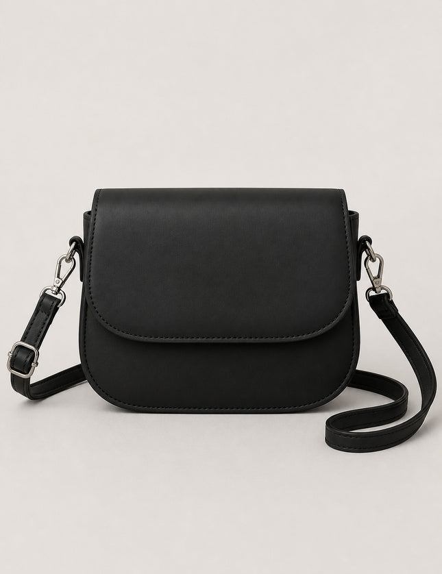Petit sac bandoulière en similicuir à rabat — vue de face sur fond gris clair