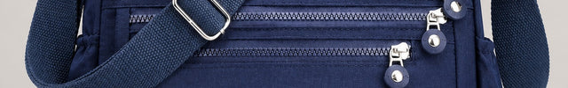 Sac bandoulière femme en tissu Oxford multi-poches — vue de face sur fond gris clair