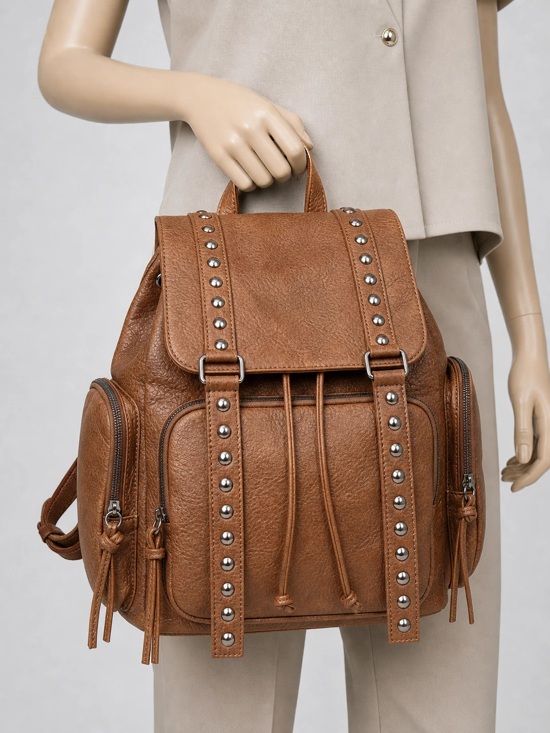 Sac à dos femme cuir vegan élégant quotidien - focus main - Aurean Paris