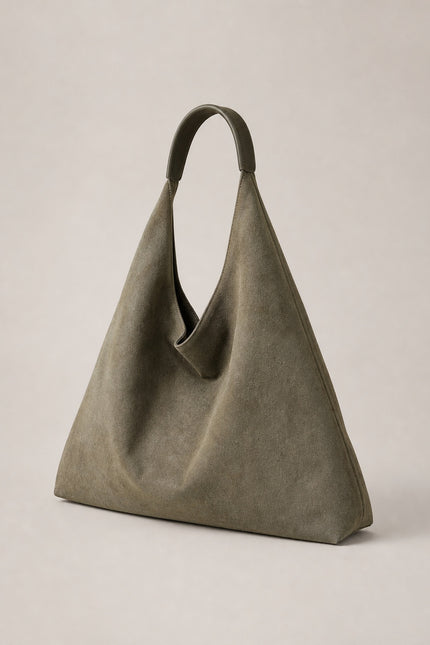 Sac besace femme en suédine avec pochette — vue trois-quarts sur fond gris clair
