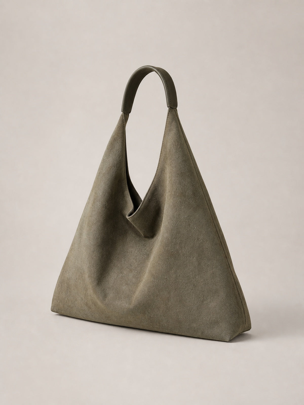 Sac besace femme en suédine avec pochette — vue trois-quarts sur fond gris clair