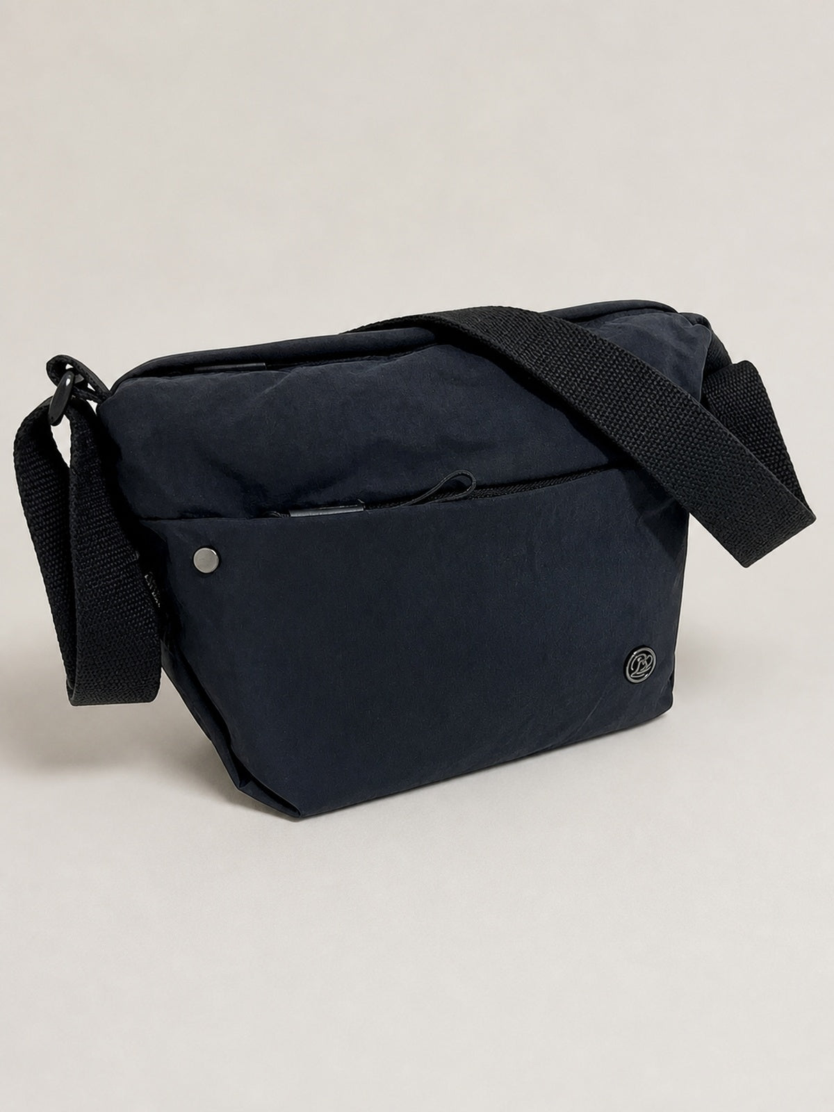 Grand sac banane femme en nylon avec poches zippées — vue trois-quarts sur fond gris clair