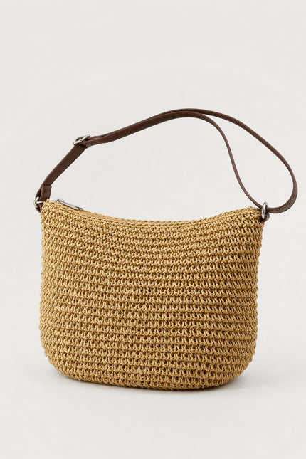 Sac bandoulière femme en paille zippé — vue trois-quarts sur fond gris clair