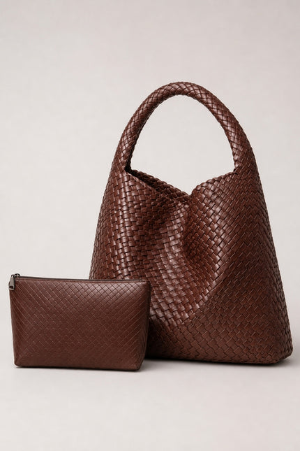 Sac à main tressé femme en similicuir — vue trois-quarts sur fond gris clair