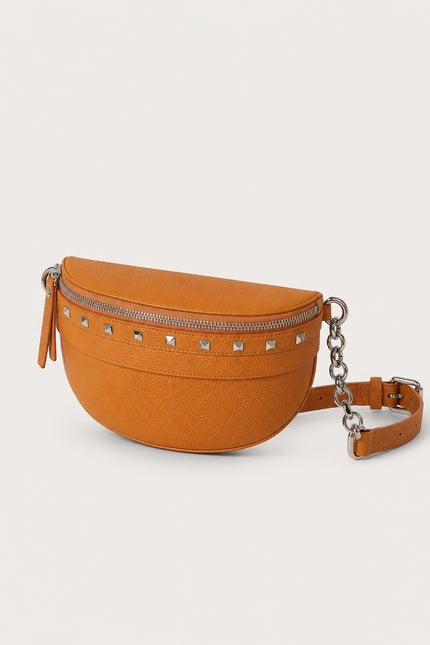 Sac banane femme en cuir fendu avec chaîne — vue trois-quarts sur fond gris clair