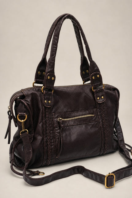 Sac de cours femme en similicuir avec bandoulière — vue trois-quarts sur fond gris clair
