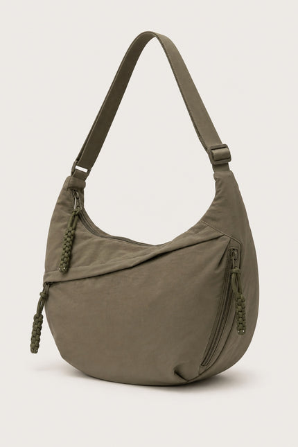 Grand sac banane femme en nylon multi-poches — vue trois-quarts sur fond gris clair