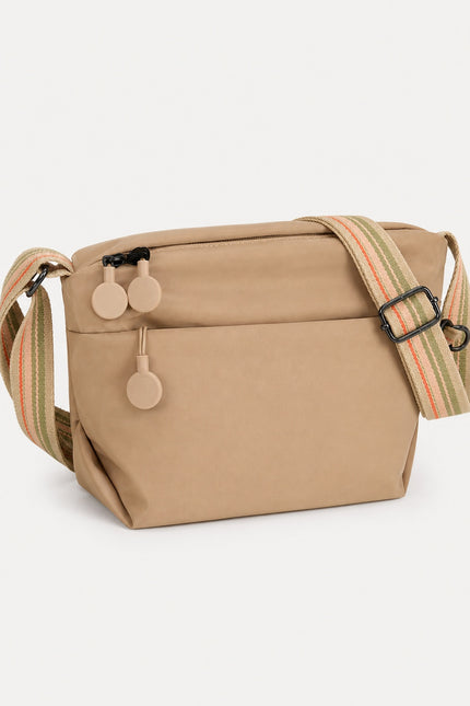 Sac banane de voyage femme en nylon multi-poches — vue trois-quarts sur fond gris clair