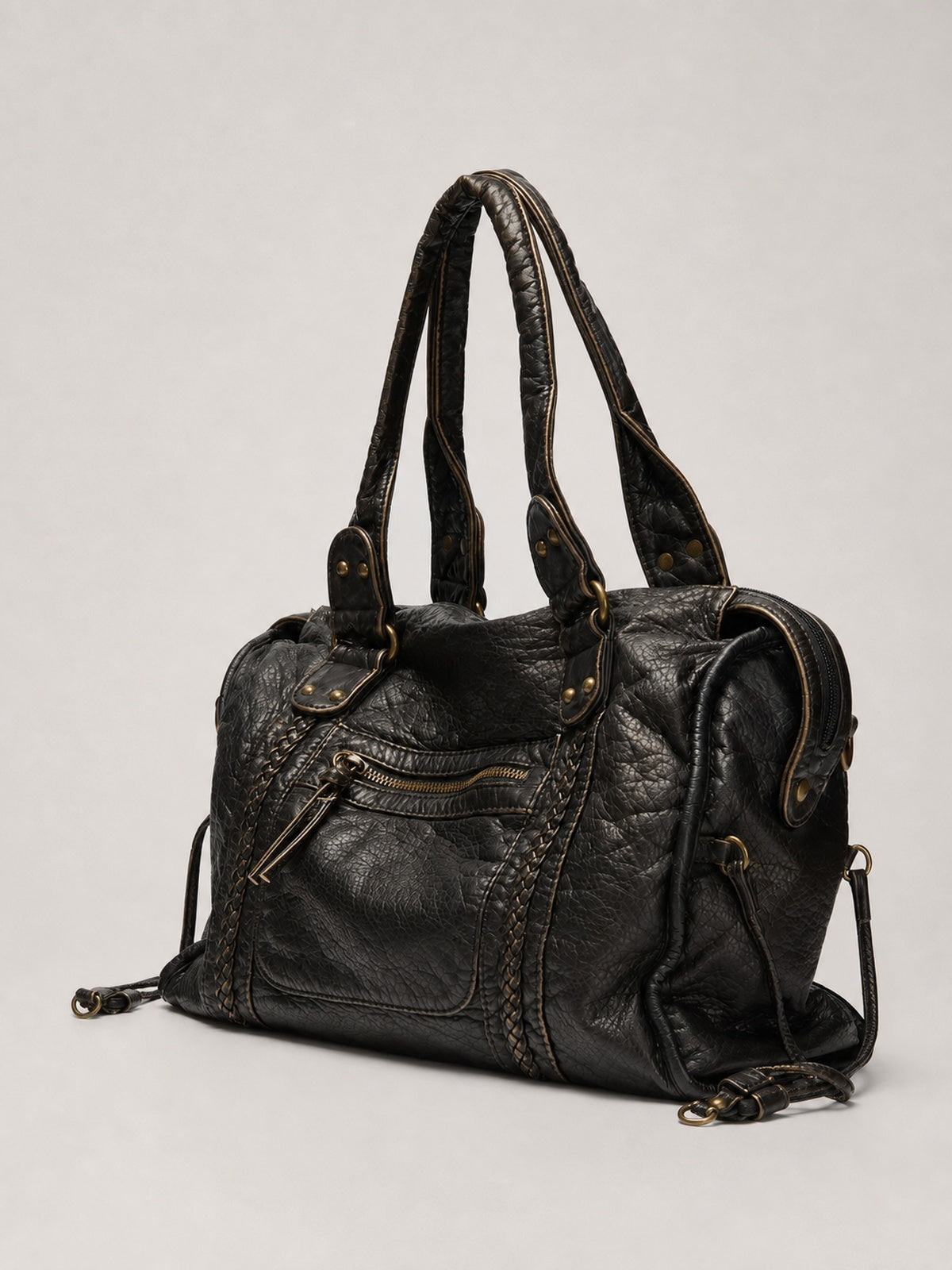Sac cabas noir de cours femme en polyuréthane — vue trois-quarts sur fond gris clair