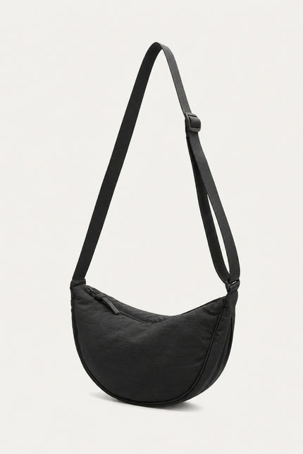 Sac banane bandoulière femme en nylon — vue trois-quarts sur fond gris clair