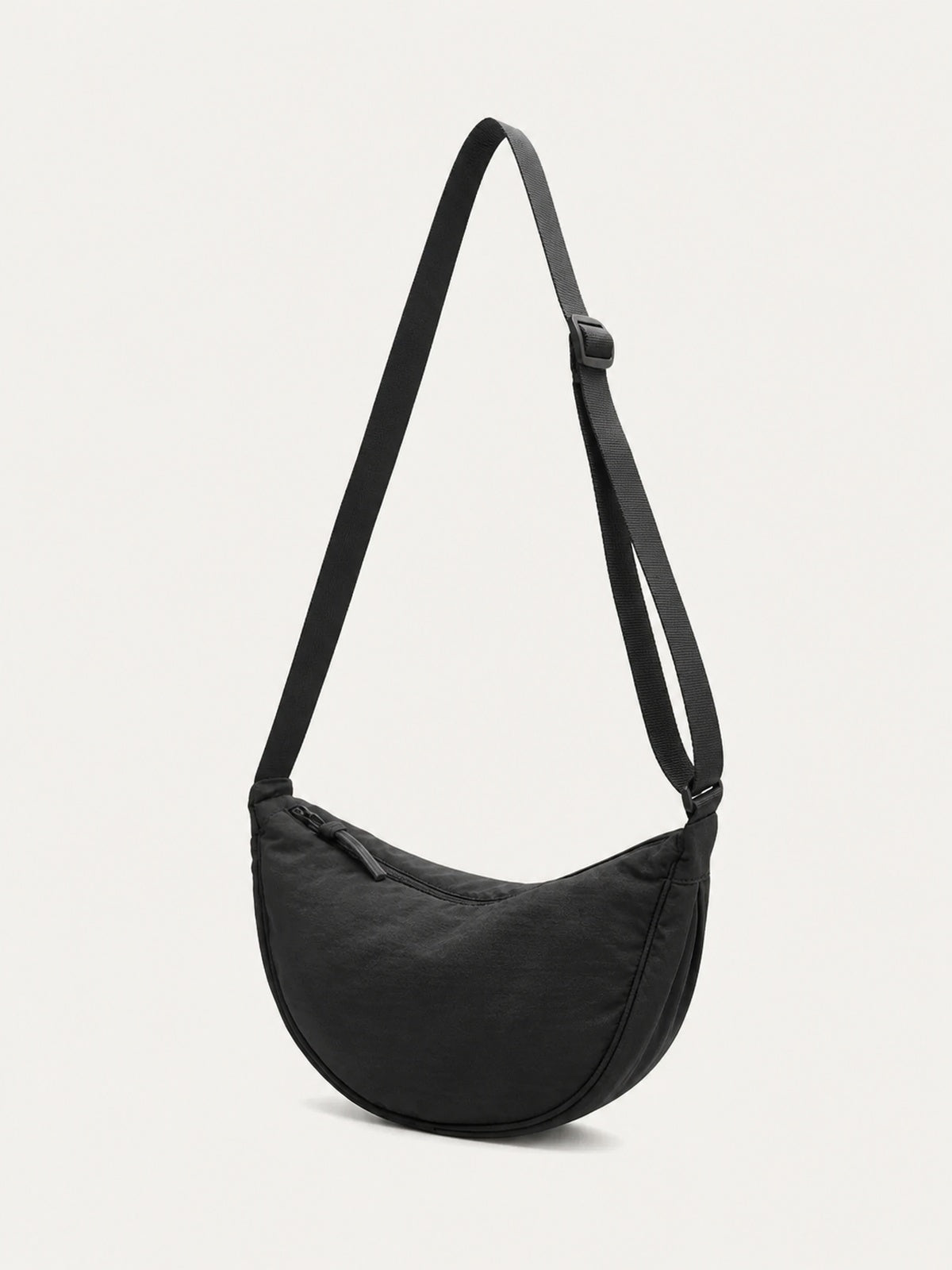 Sac banane bandoulière femme en nylon — vue trois-quarts sur fond gris clair
