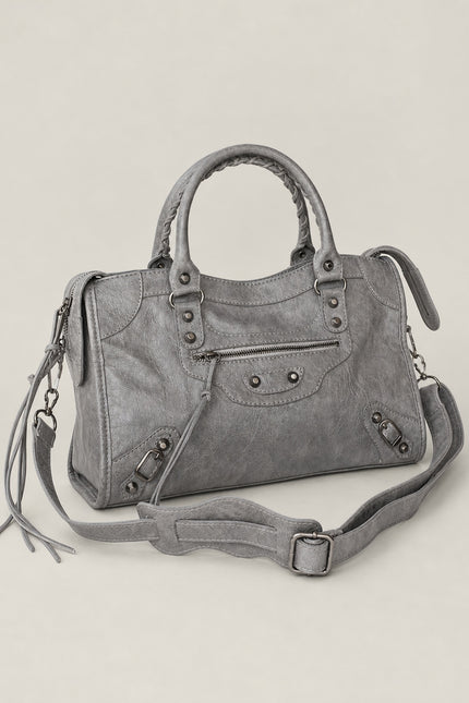 Sac à main femme en polyuréthane avec bandoulière — vue trois-quarts sur fond gris clair