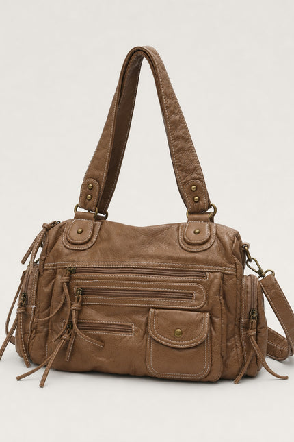 Sac cabas femme multi-poches avec bandoulière — vue trois-quarts sur fond gris clair