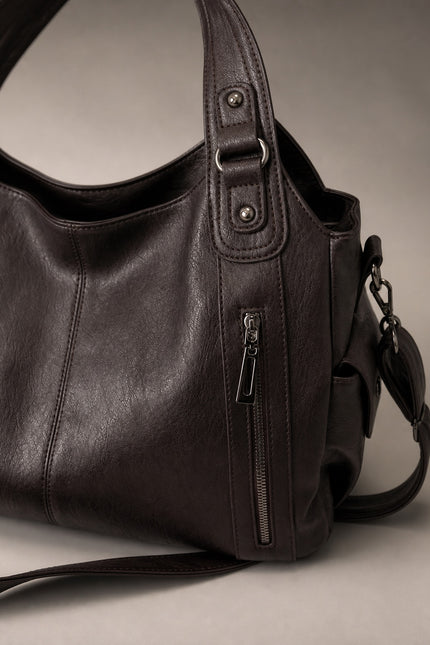 Sac cabas femme à deux compartiments en similicuir — détail rapproché du sac