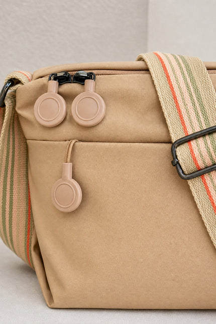 Sac banane de voyage femme en nylon multi-poches — détail rapproché du sac
