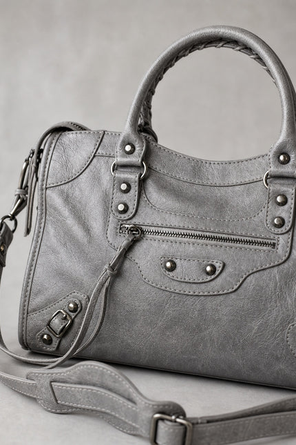 Sac à main femme en polyuréthane avec bandoulière — détail rapproché du sac