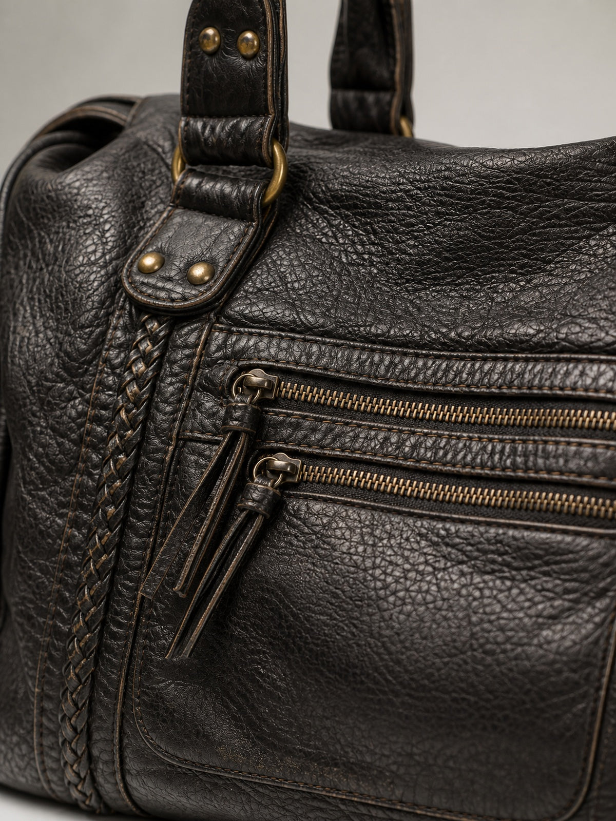 Sac cabas noir de cours femme en polyuréthane — détail rapproché du sac