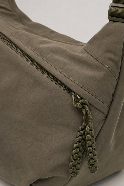 Grand sac banane femme en nylon multi-poches — détail rapproché du sac