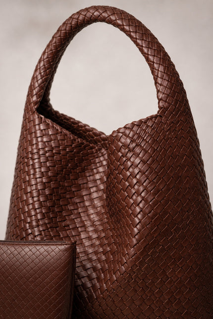 Sac à main tressé femme en similicuir — détail rapproché du sac
