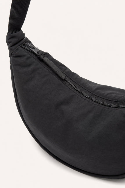Sac banane bandoulière femme en nylon — détail rapproché du sac