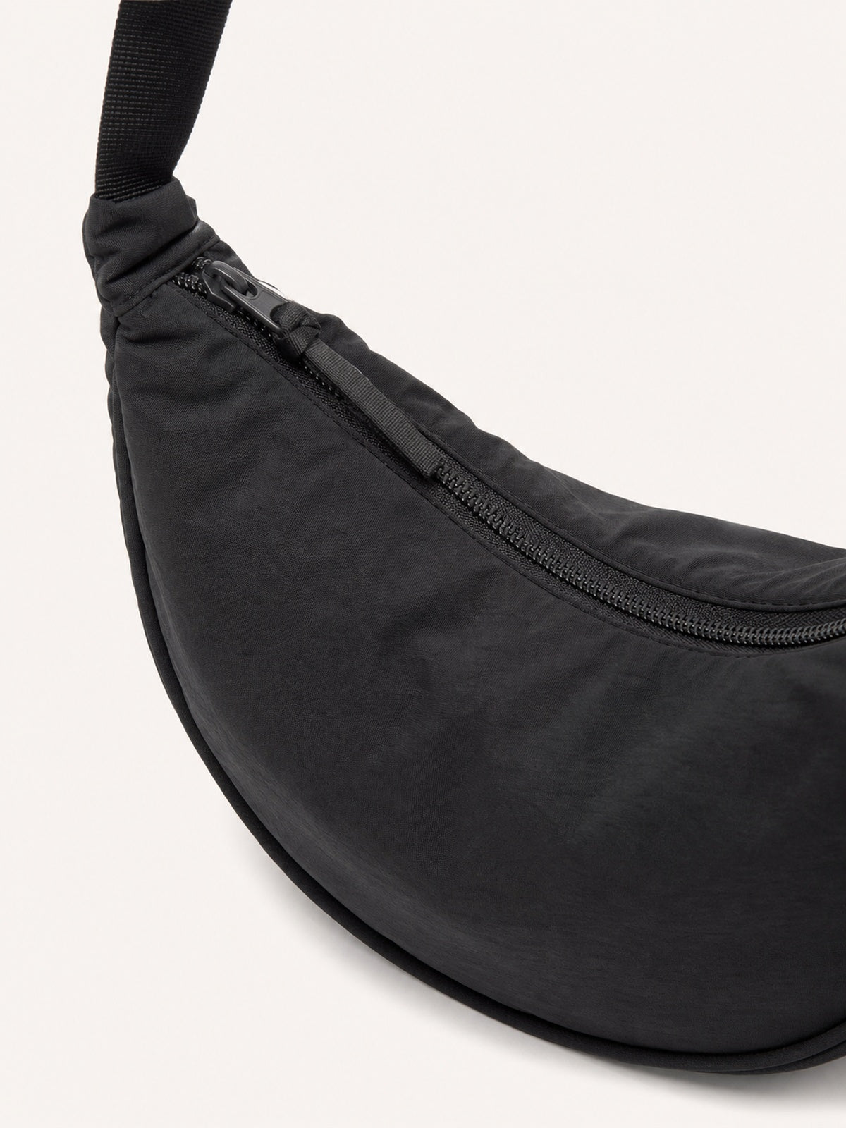 Sac banane bandoulière femme en nylon — détail rapproché du sac