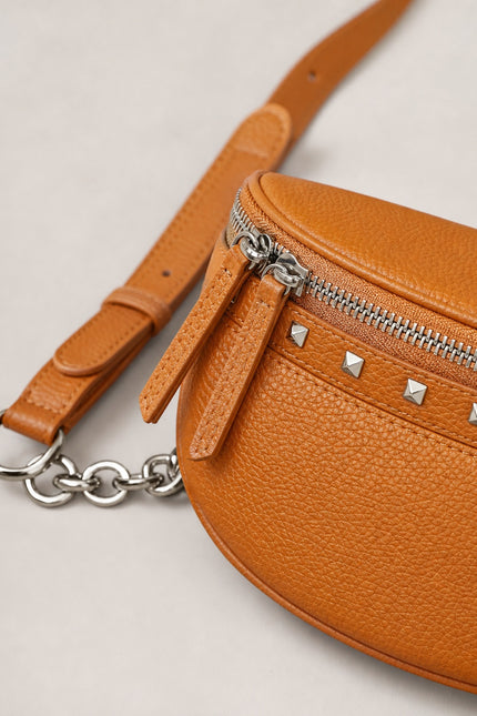 Sac banane femme en cuir fendu avec chaîne — détail rapproché du sac