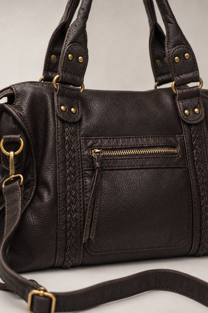 Sac de cours femme en similicuir avec bandoulière — détail rapproché du sac