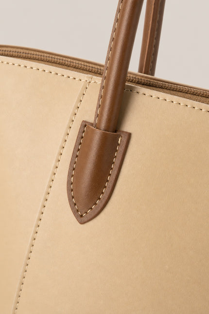 Sac à main de cours femme zippé en similicuir — détail rapproché du sac