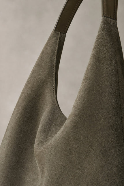 Sac besace femme en suédine avec pochette — détail rapproché du sac