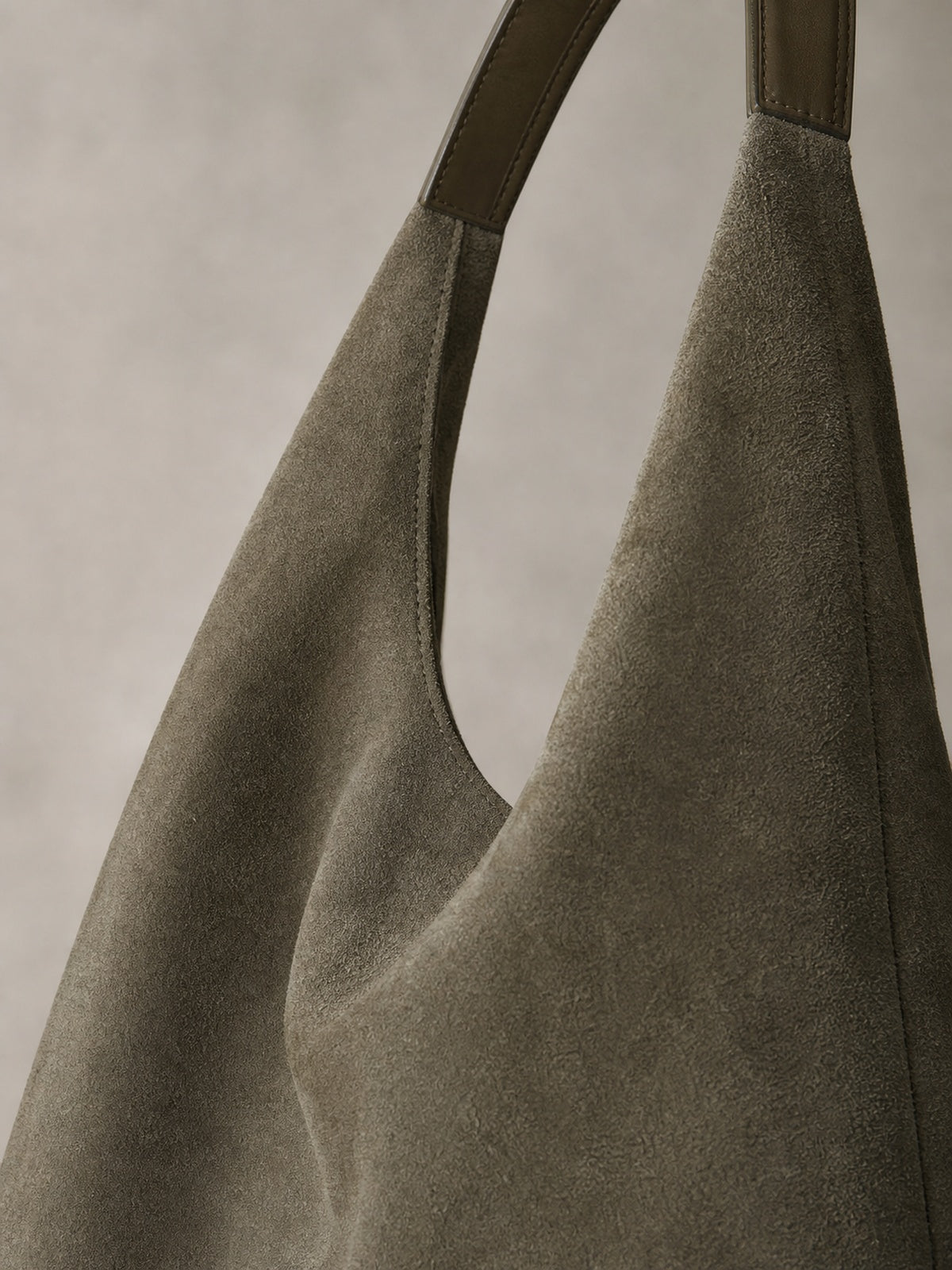 Sac besace femme en suédine avec pochette — détail rapproché du sac