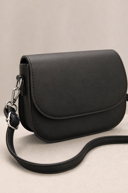 Petit sac bandoulière en similicuir à rabat — détail rapproché du sac