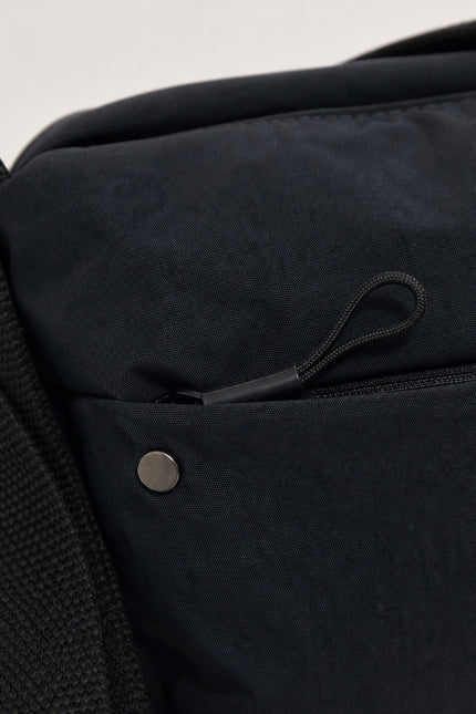 Grand sac banane femme en nylon avec poches zippées — détail rapproché du sac