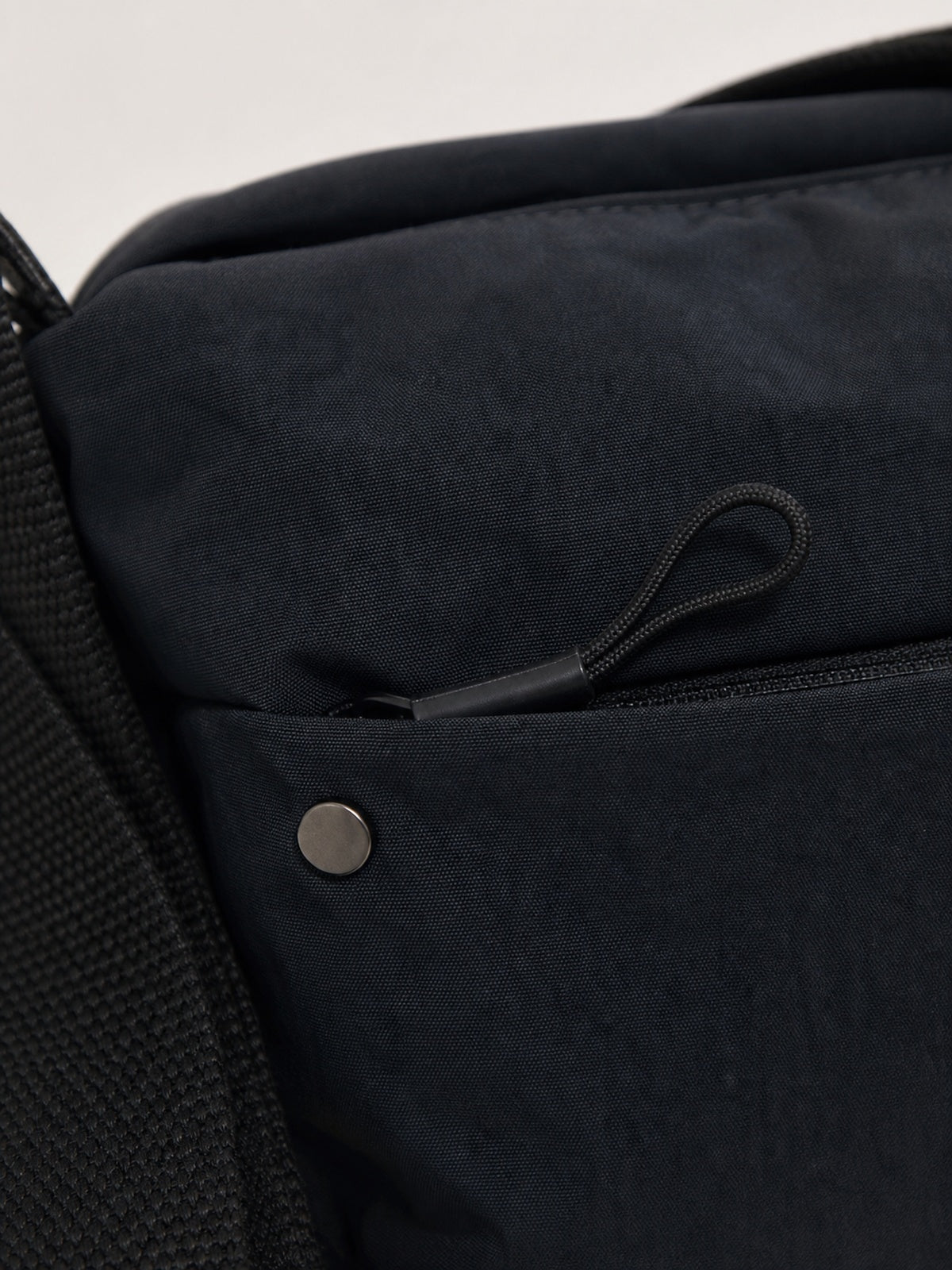 Grand sac banane femme en nylon avec poches zippées — détail rapproché du sac