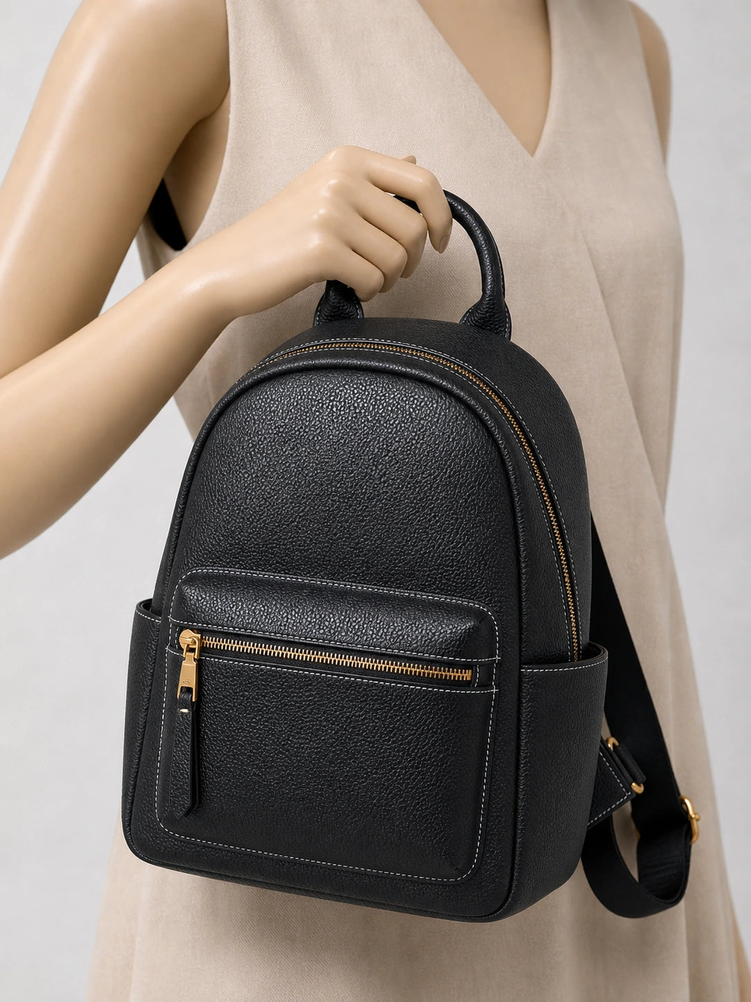 Sac cuir compact quotidien élégant femme - focus main - Aurean Paris